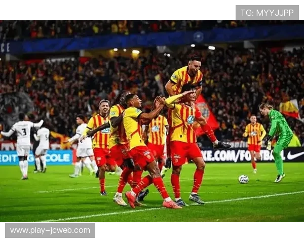 马赛主场强势火力对决朗斯铜墙铁壁，欧冠资格卡位战一触即发