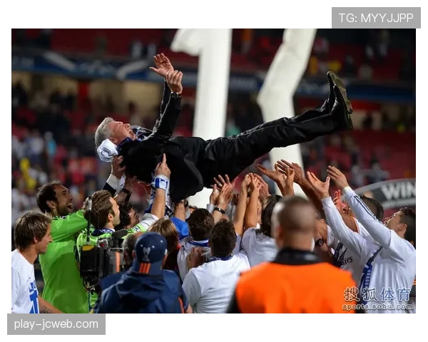 特写：夺冠夜，纳乔高举西甲冠军奖杯，伯纳乌陷入狂欢